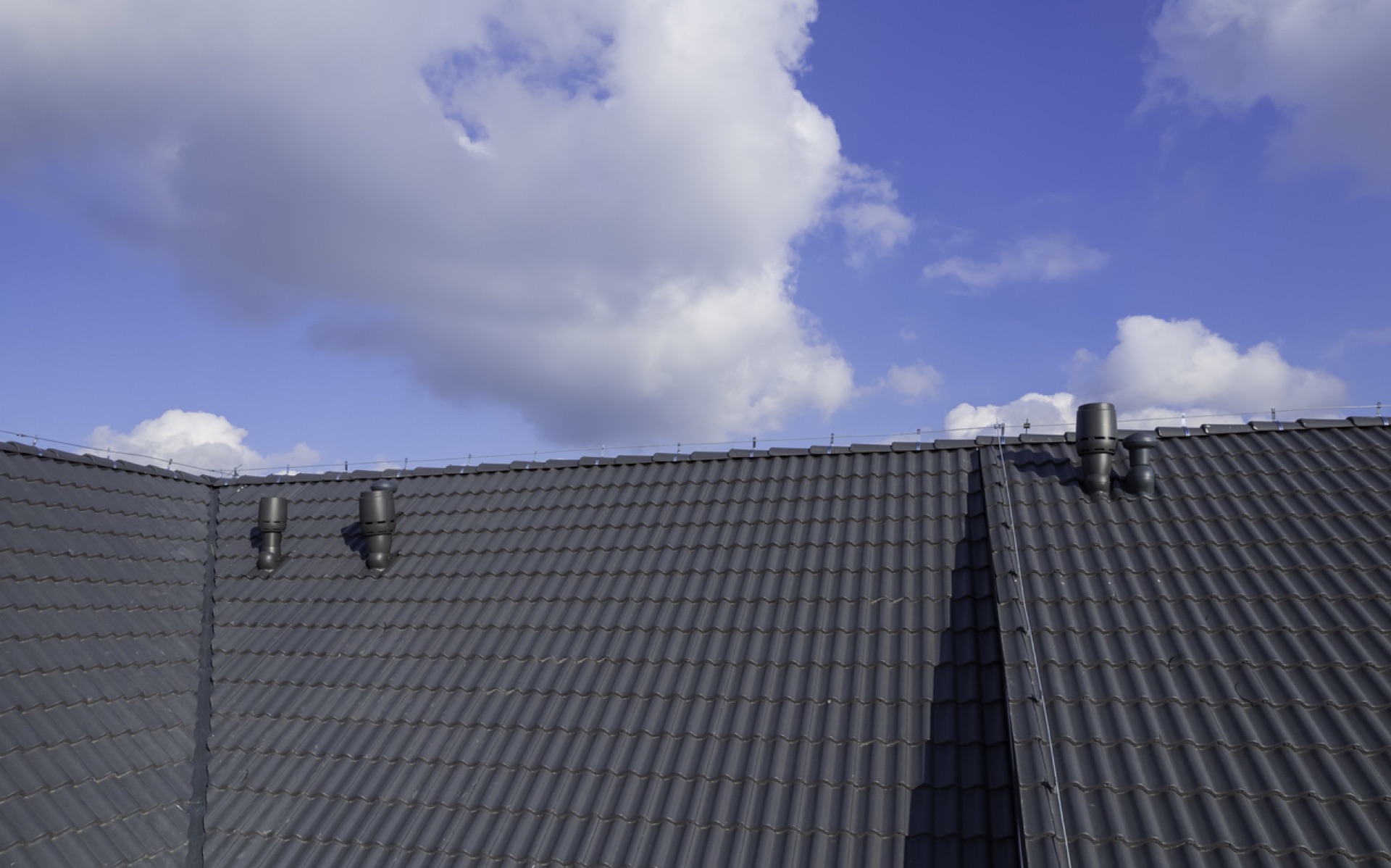Frisch eingedecktes Pfannendach vor blauem Himmel