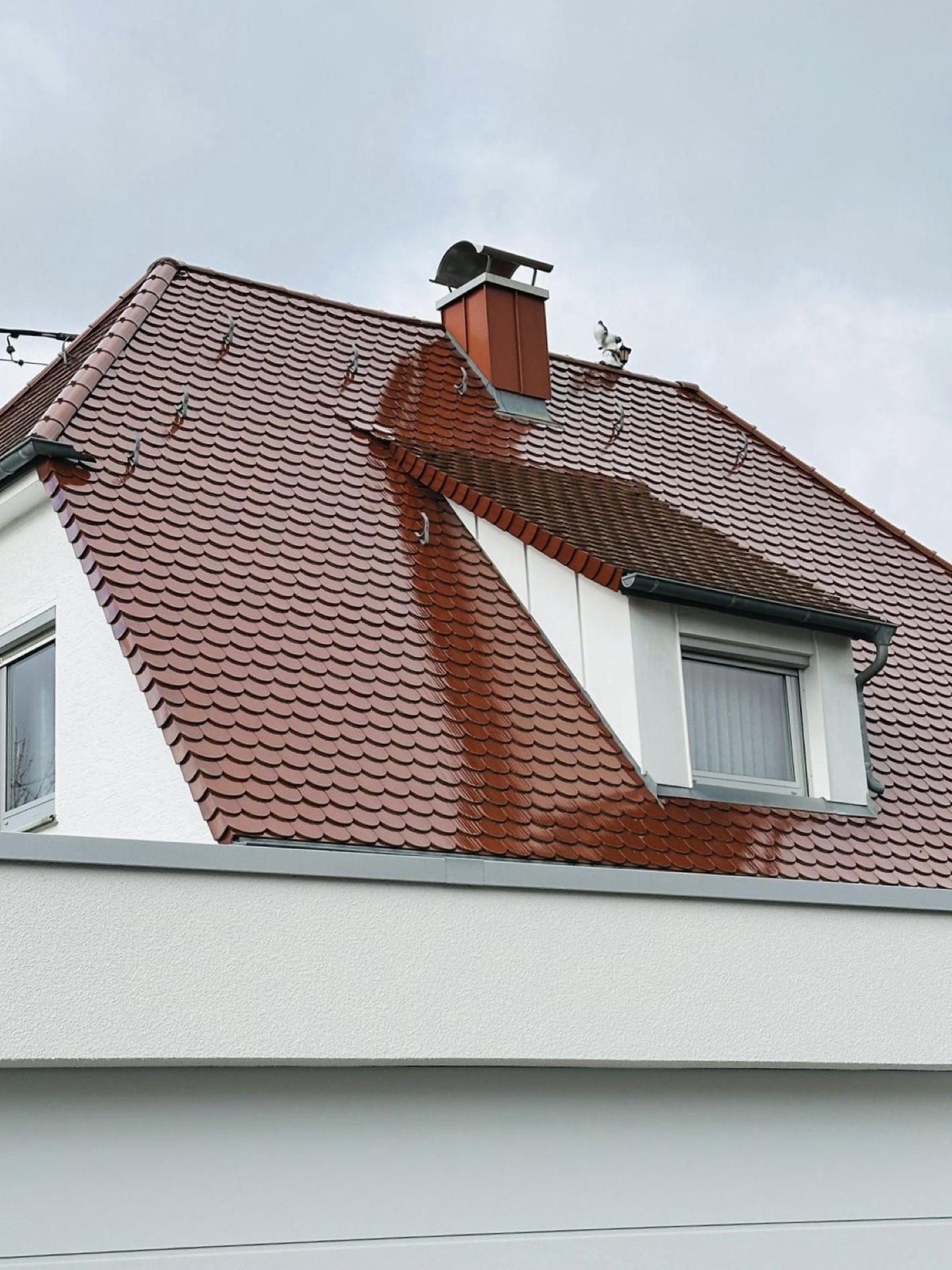 Einfamilienhaus mit saniertem Ziegeldach und Gaube