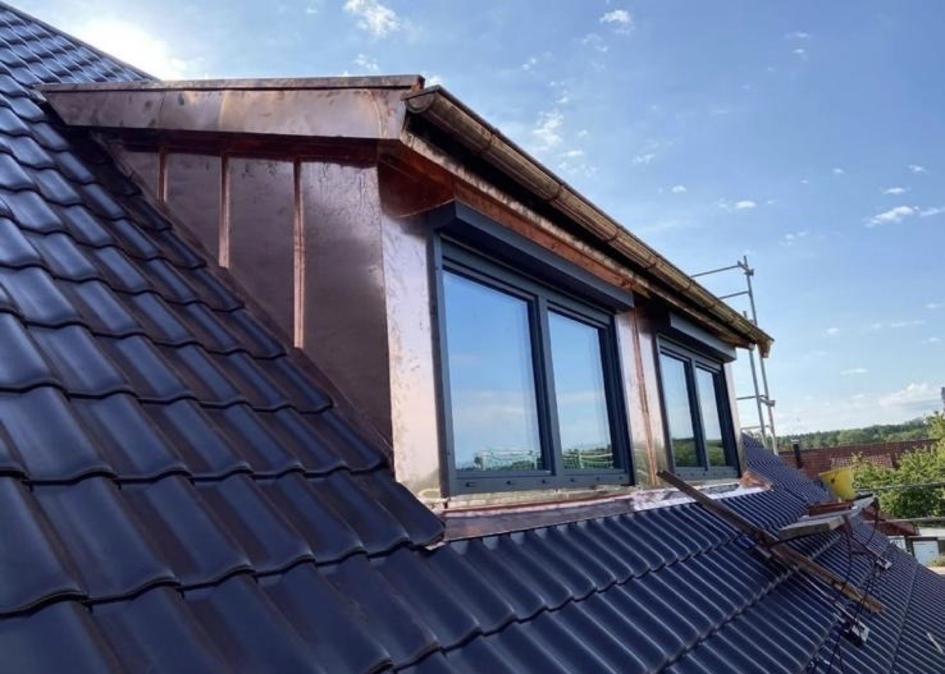 Neue Gaube mit Kupferverkleidung und Fensterband